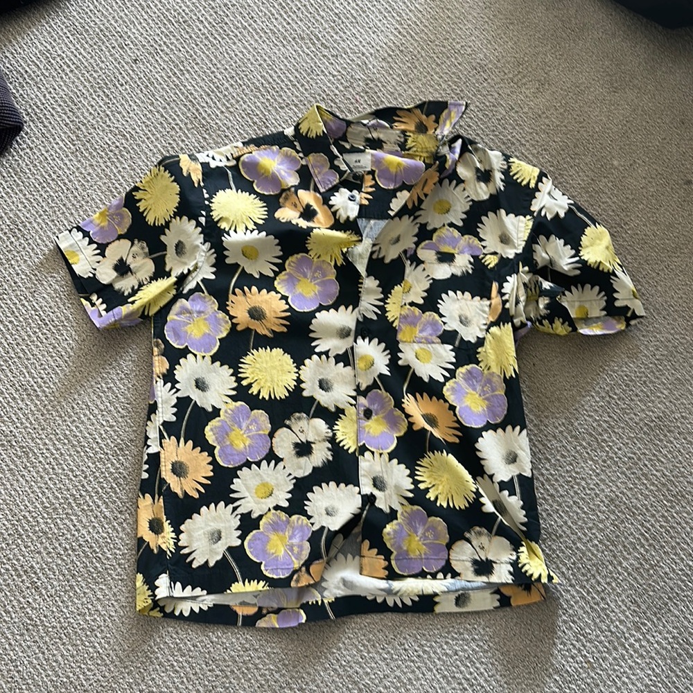 H&M button down short sleeve shirt size large